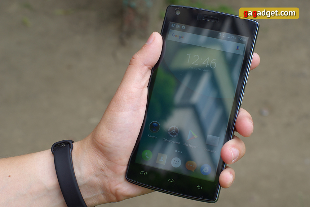 Смартфон DOOGEE X5 Max в руке