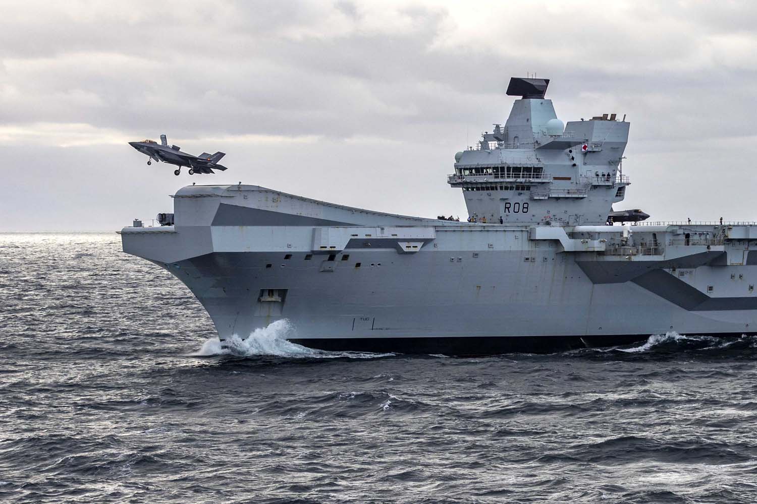 Le porte-avions britannique HMS Queen Elizabeth, qui transporte des chasseurs de cinquième génération F-35B Lightning II, est passé sous le commandement de l'OTAN pour la première fois dans l'histoire.-13
