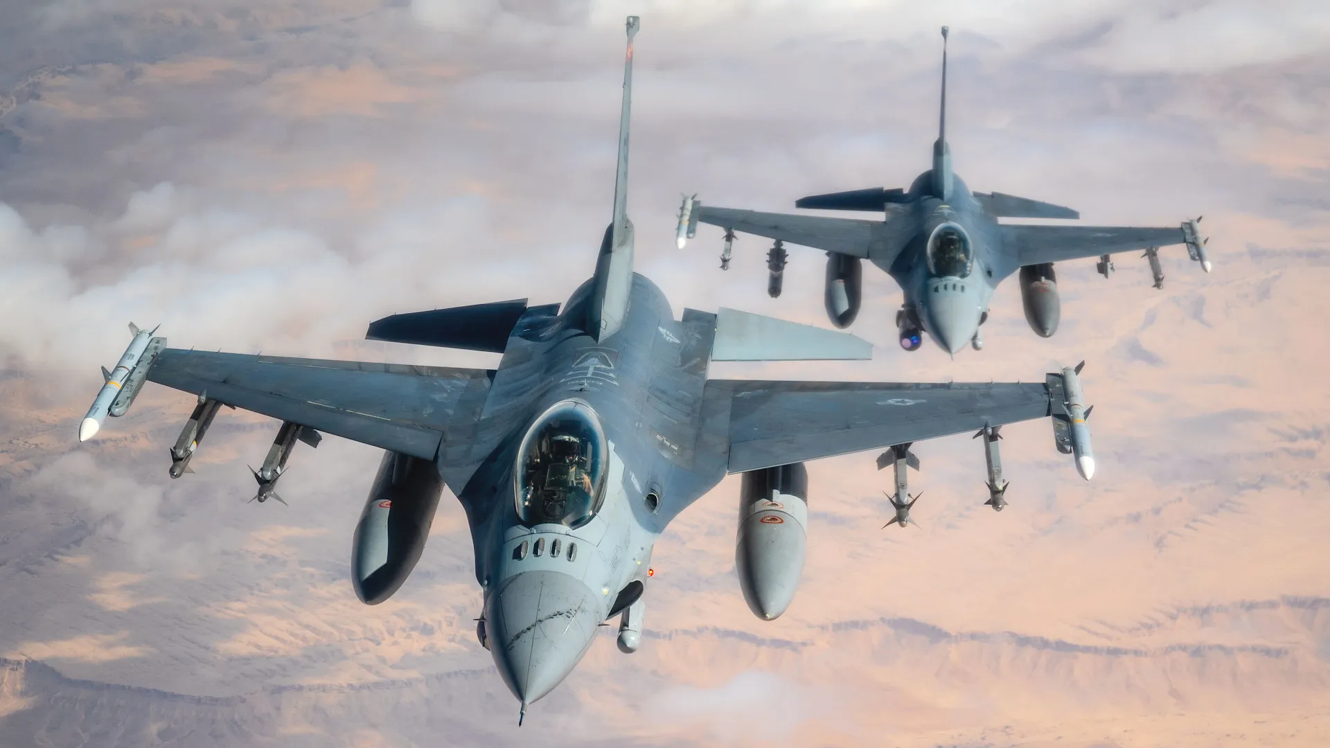 Chasseur F-16 avec missiles APKWS II