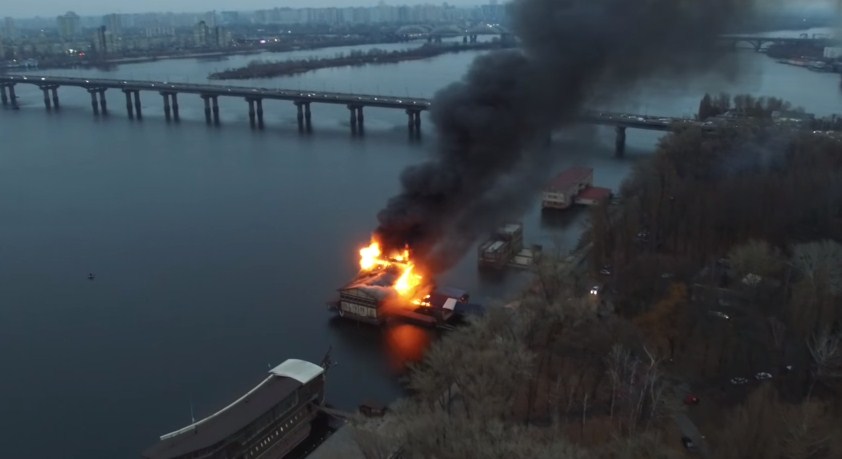 Пожар в ресторане Веранда на Днепре с высоты птичьего полета Пожар в ресторане Веранда на Днепре с высоты птичьего полета