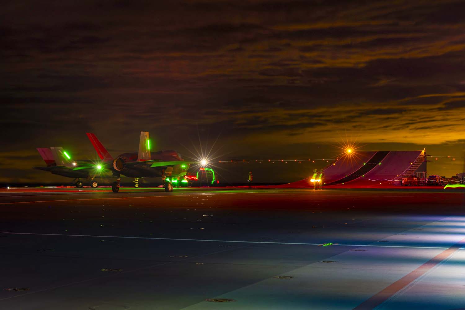 Le porte-avions HMS Queen Elizabeth, transportant des chasseurs de cinquième génération F-35 Lightning II, a mené avec succès une série de missions de frappe simulées au large des côtes norvégiennes.-2