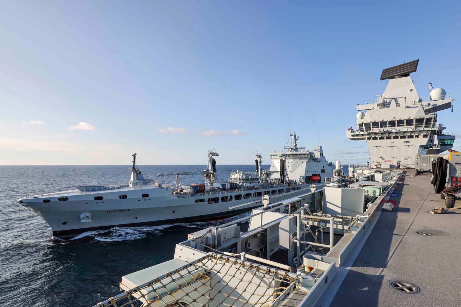 Le porte-avions HMS Queen Elizabeth, transportant des chasseurs de cinquième génération F-35 Lightning II, a mené avec succès une série de missions de frappe simulées au large des côtes norvégiennes.-3