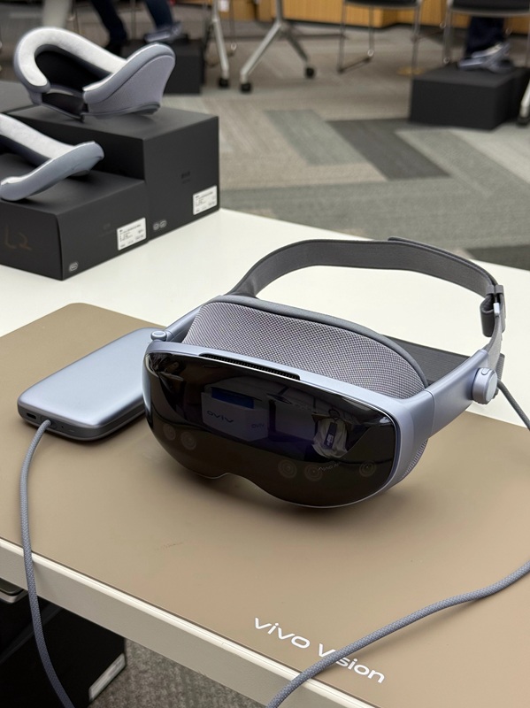 Vivo Vision Discovery Edition Headset Display