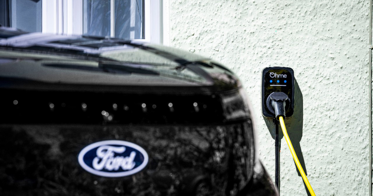 Ілюстративне фото Ford Explorer EV, підключеного до настінної зарядки