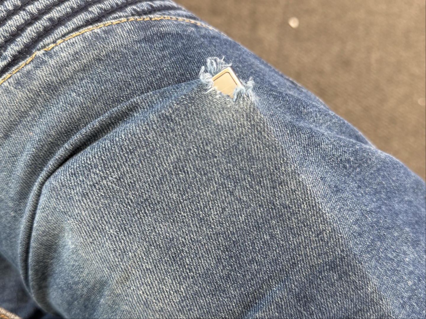 Samsung Galaxy S24 Ultra, torn jeans
