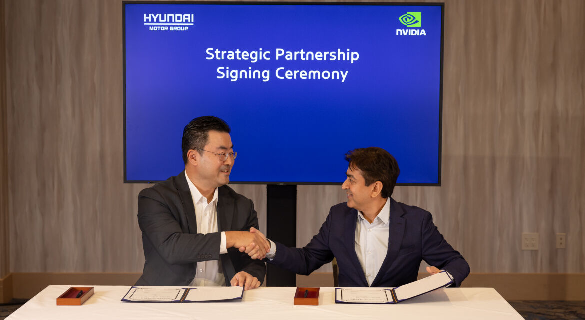 Partnership signing ceremony in Las Vegas, Nevada, USA. From left to right: Heung Soo Kim and Rishi Dhall.