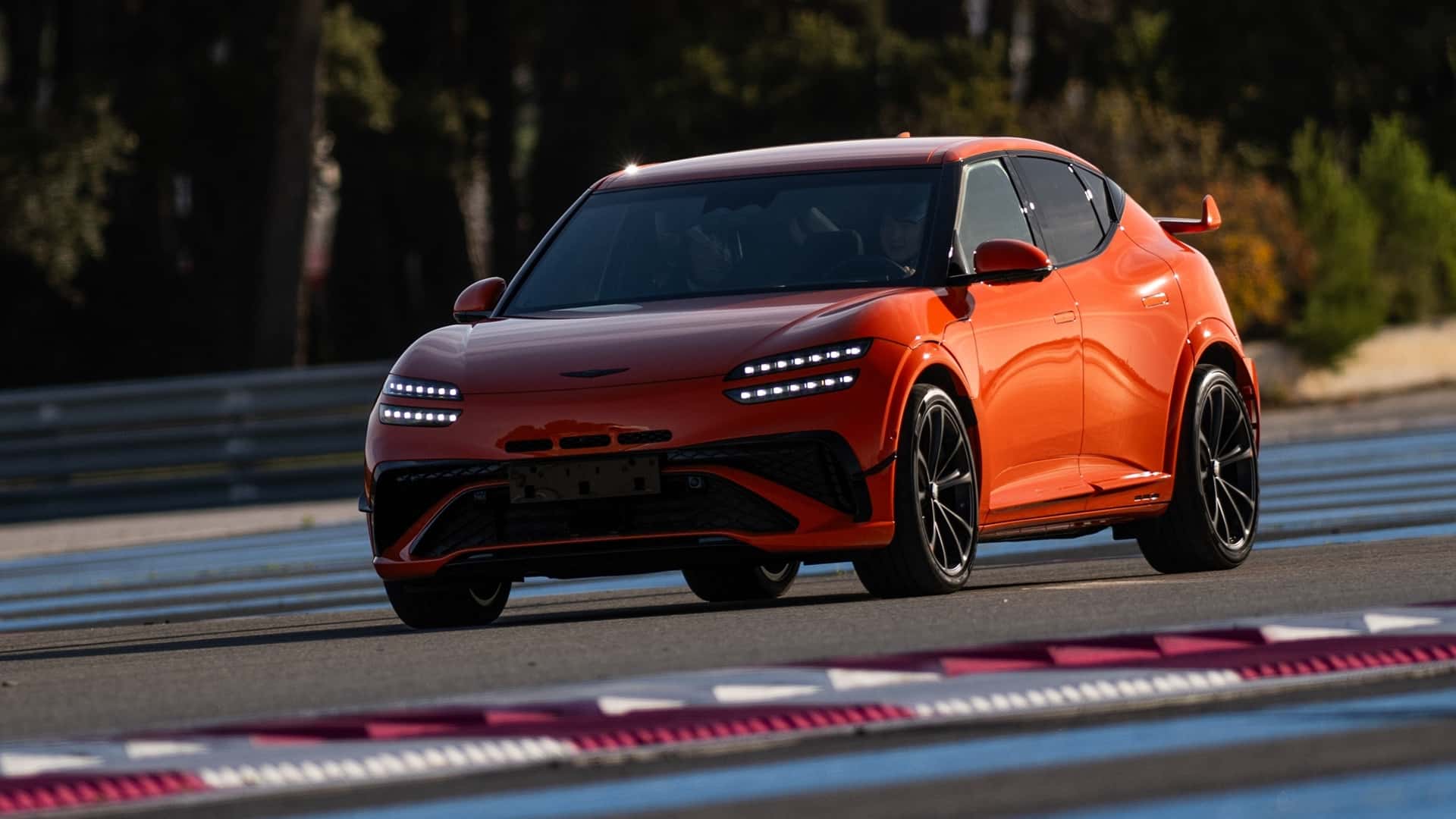 Genesis GV60 Magma на швидкісній трасі