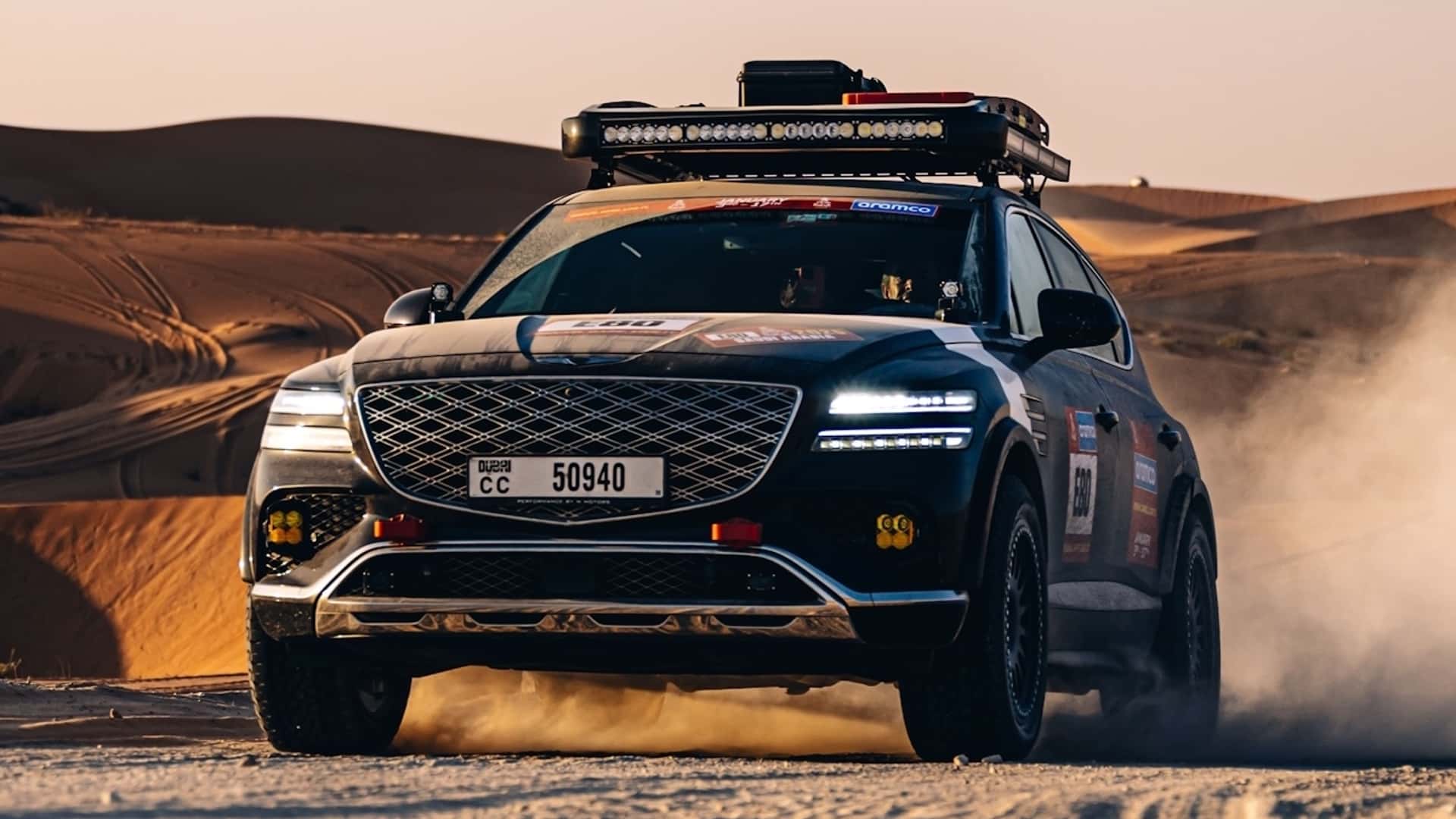 Genesis GV80 Desert Edition на пустынных дюнах