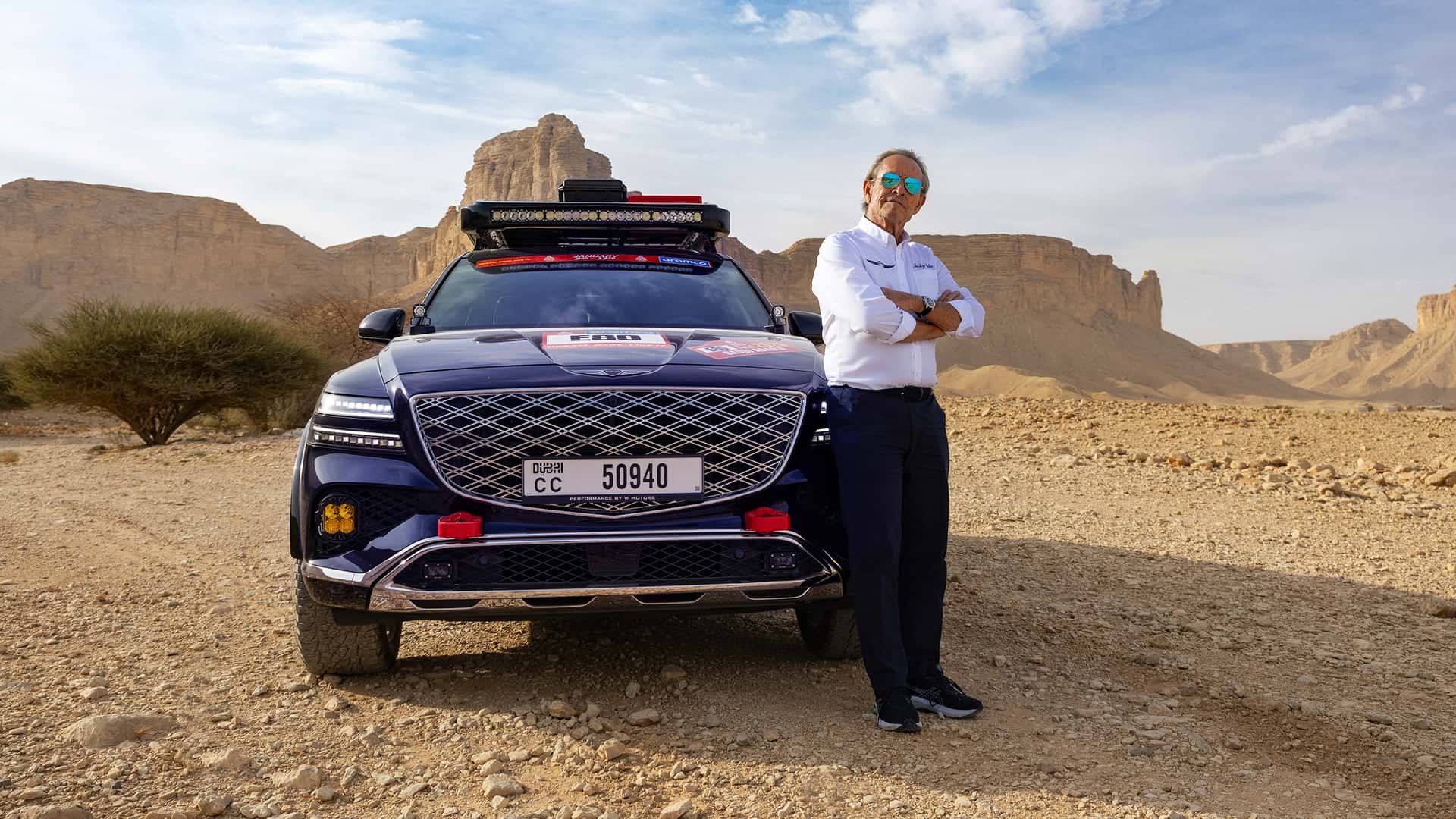 Джеки Икс рядом с Genesis GV80 Desert Edition