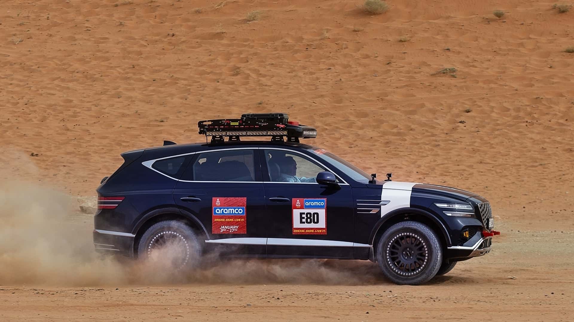 Genesis GV80 Desert Edition с видом на пустыню