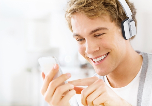 В Украине стала доступна Bluetooth гарнитура Genius HS-920BT