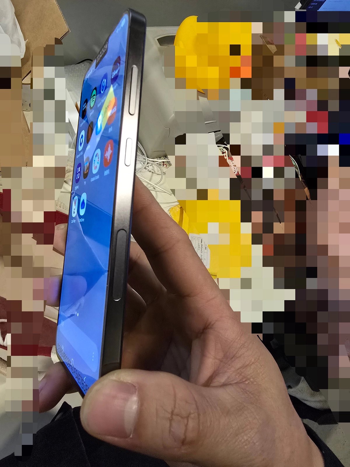 Інсайдерське зображення Galaxy S25+ з новою загадковою деталлю на лицьовій панелі