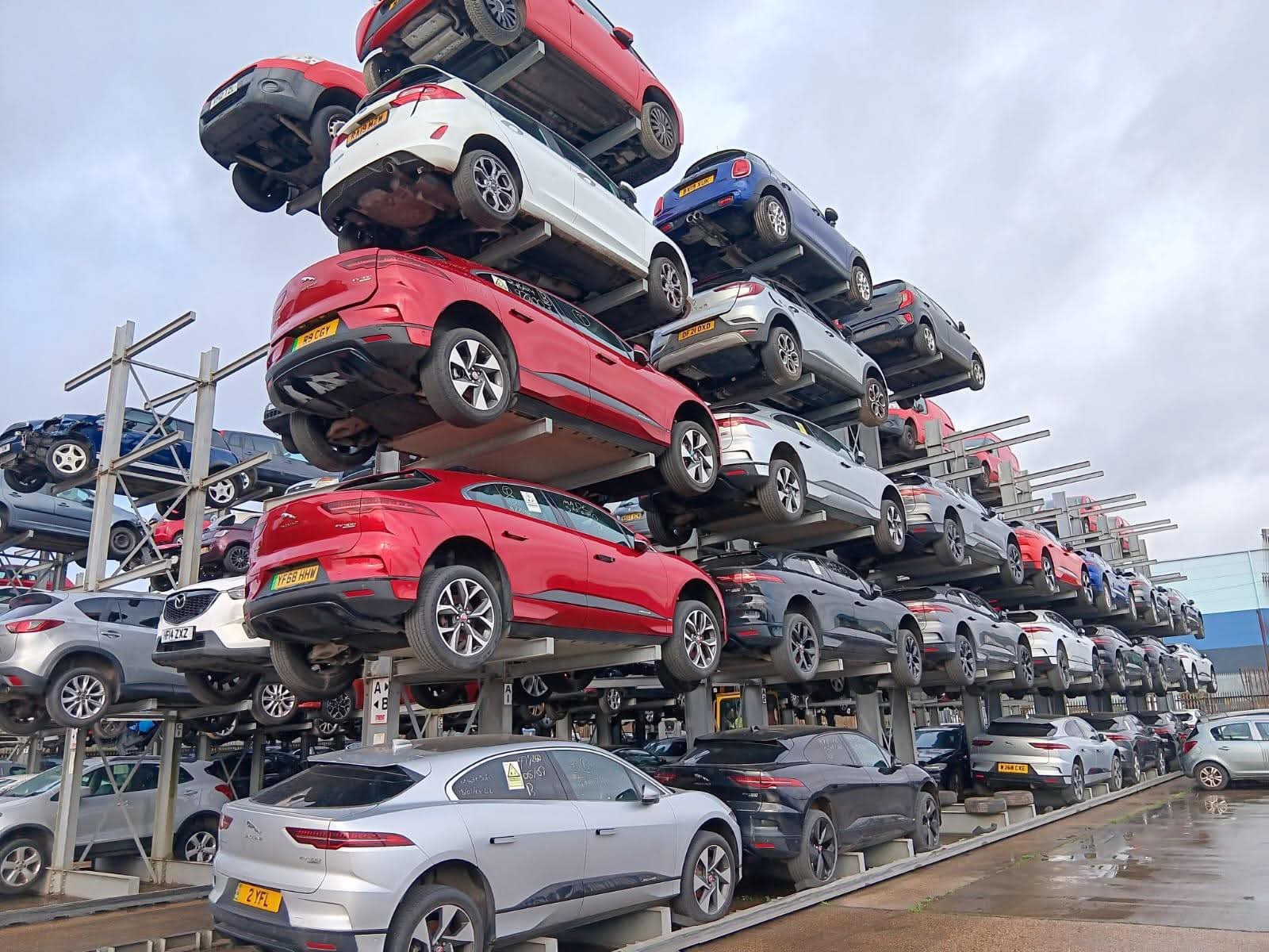 Quelques Jaguar I-Pace à la casse.