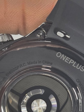 Au dos de la montre, on peut lire "Meda in China" au lieu de "Made in China