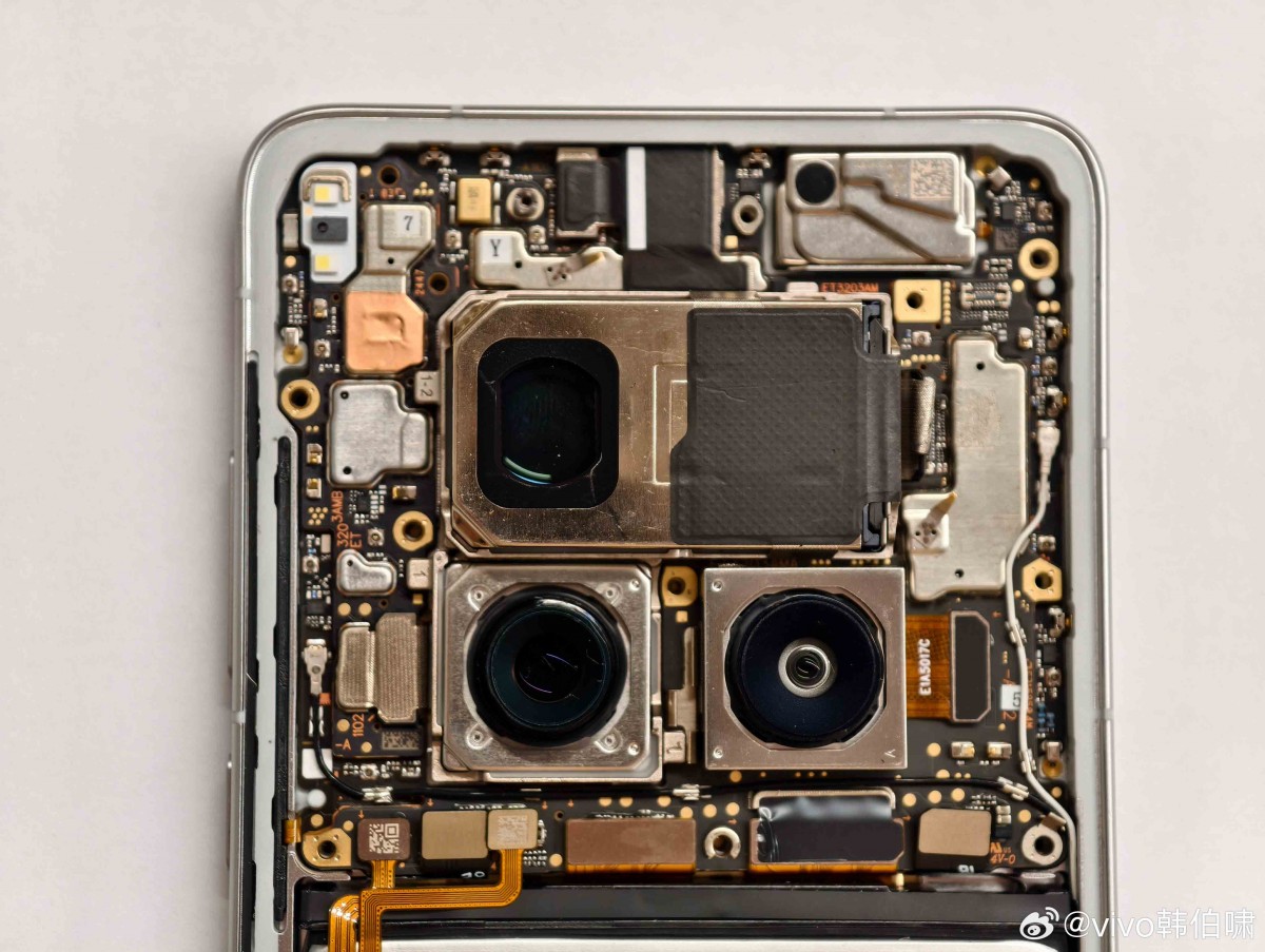 Vivo X200 Ultra rendering