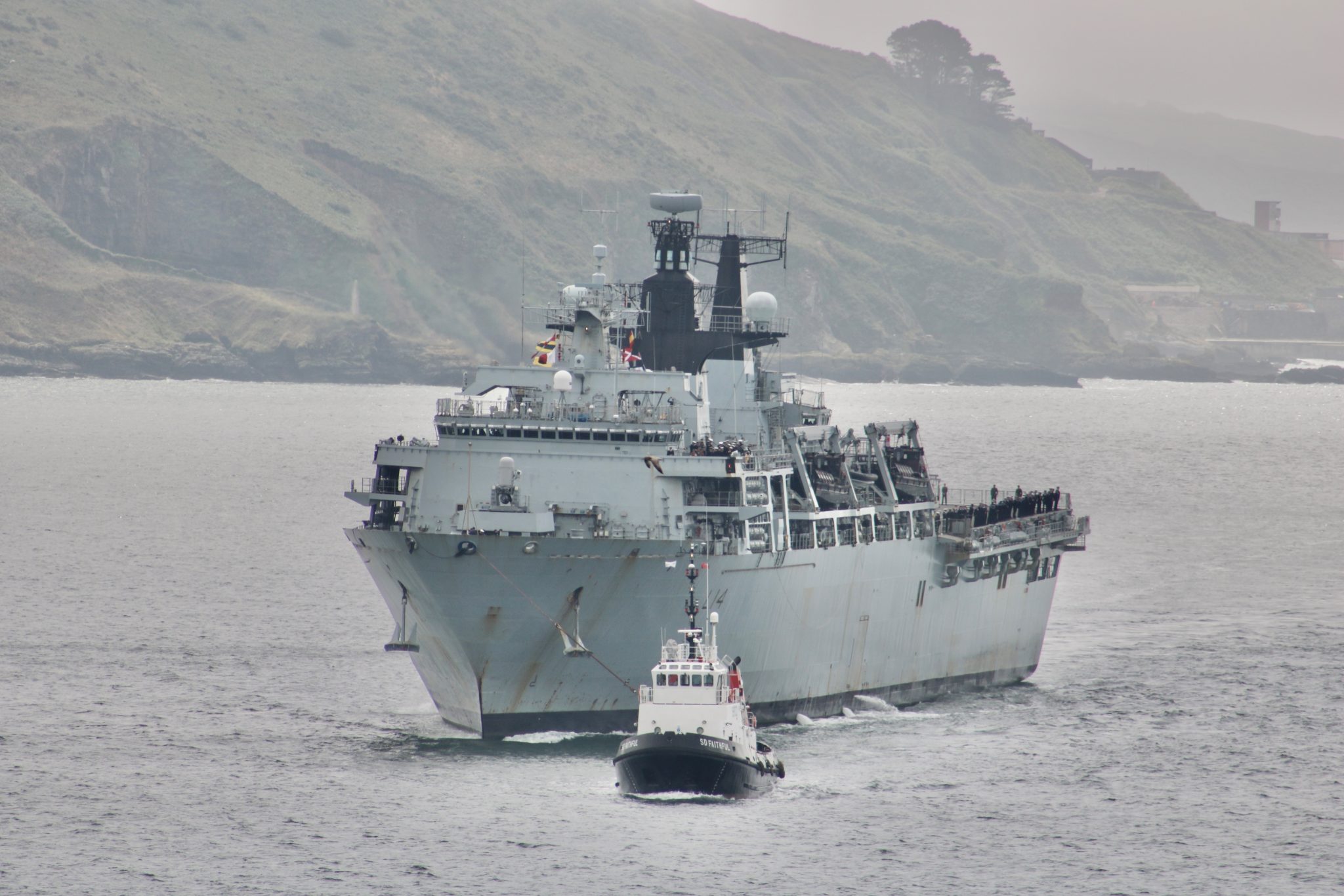 Британський десантний корабель HMS Albion