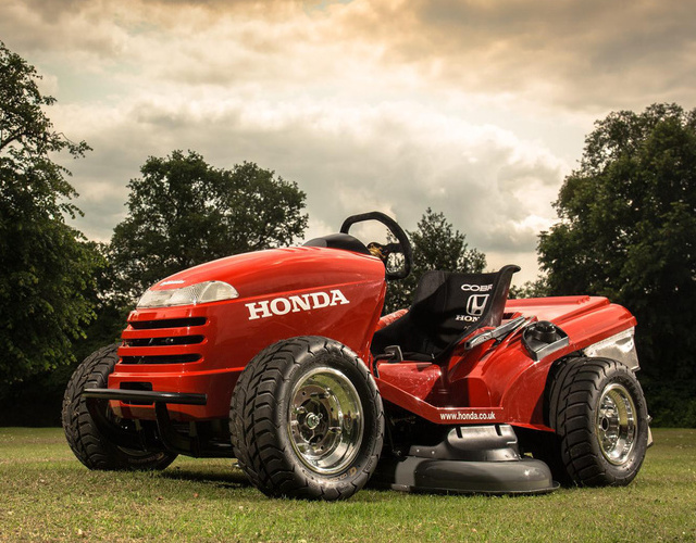 Недетский отжиг: газонокосилка Honda HF2620, разгоняющаяся до 208 км/ч