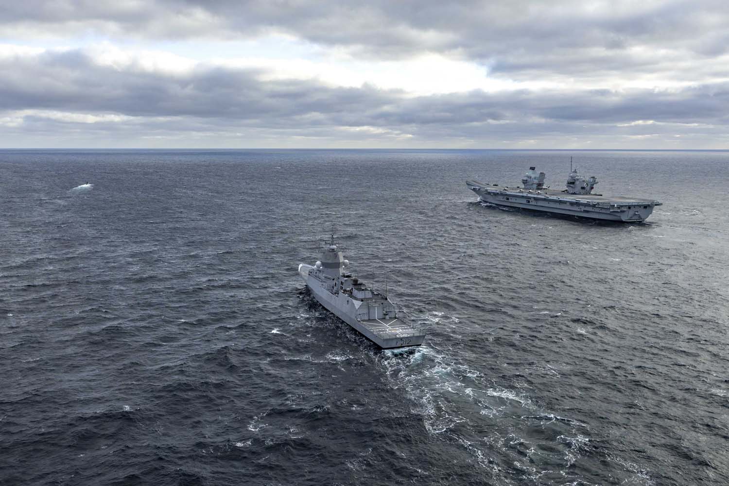 Le porte-avions britannique HMS Queen Elizabeth, qui transporte des chasseurs de cinquième génération F-35B Lightning II, est passé sous le commandement de l'OTAN pour la première fois dans l'histoire.-16