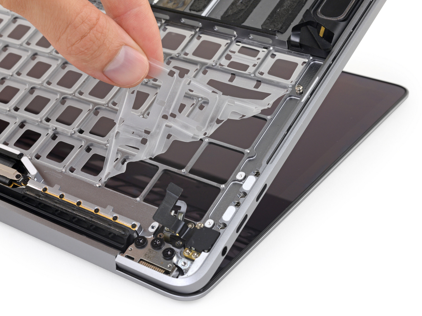 ifixit-macbook-pro-2018-keyboard-3.jpg