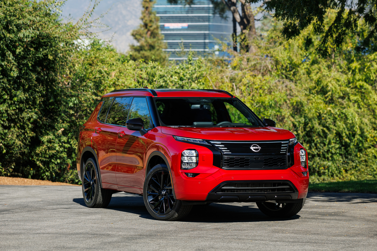 2026 Nissan Rogue PHEV передний вид