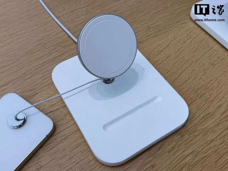 Custom docking stations for demonstrating the iPhone 16e. Illustration: Apple
