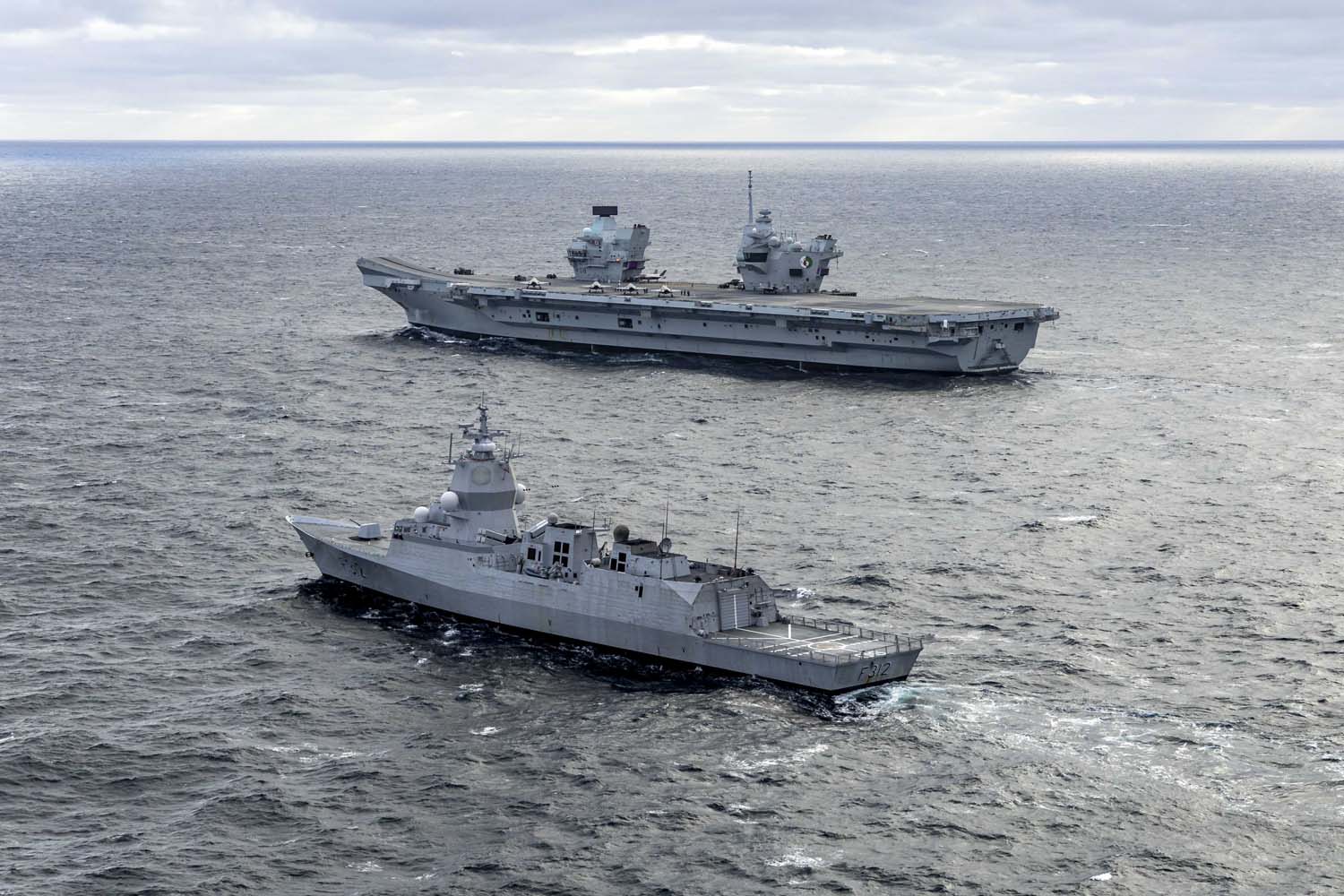 Le porte-avions britannique HMS Queen Elizabeth, qui transporte des chasseurs de cinquième génération F-35B Lightning II, est passé sous le commandement de l'OTAN pour la première fois dans l'histoire.-17
