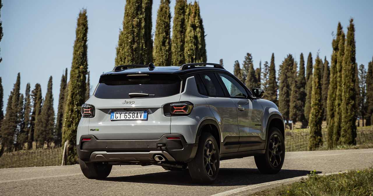 Jeep Avenger 4xe у штормових умовах