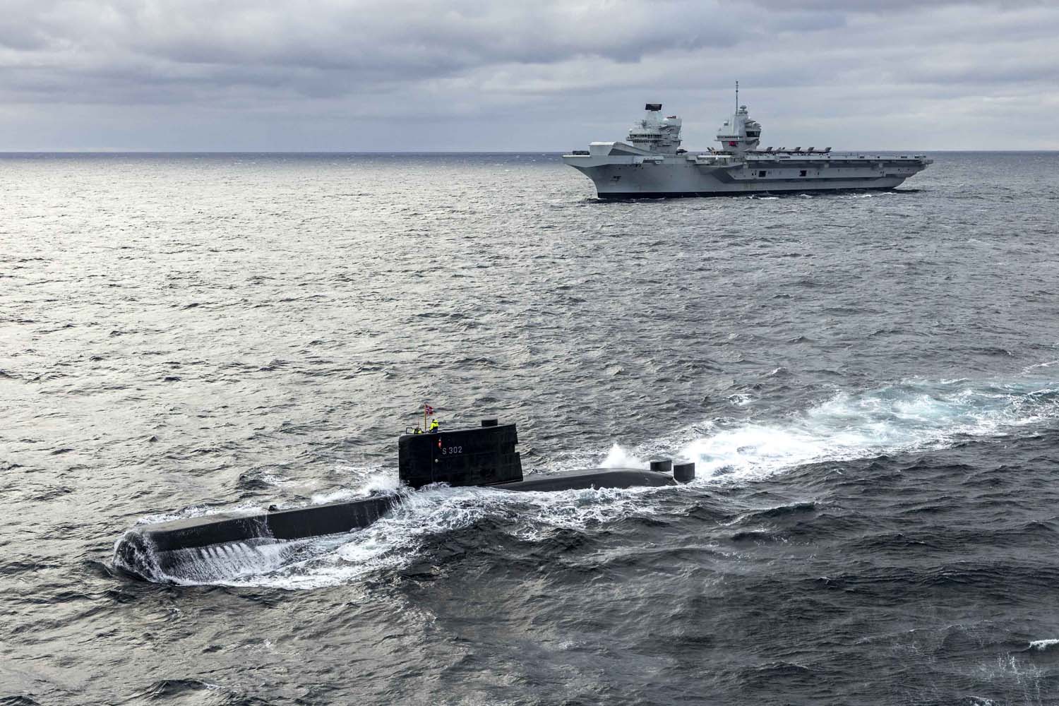 Le porte-avions britannique HMS Queen Elizabeth, qui transporte des chasseurs de cinquième génération F-35B Lightning II, est passé sous le commandement de l'OTAN pour la première fois dans l'histoire.-18