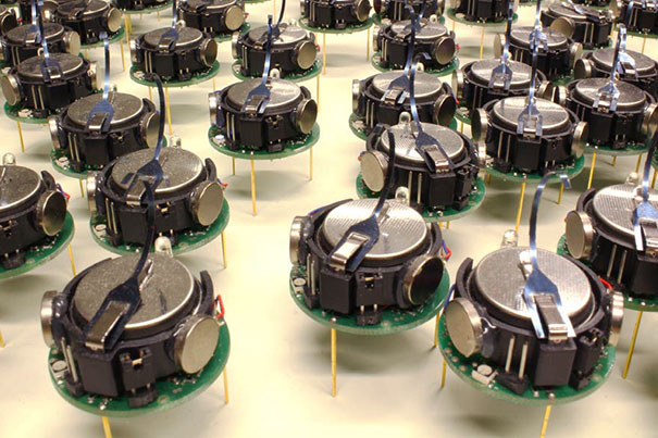 Рой из 1024 взаимодействующих между собой роботов Kilobots