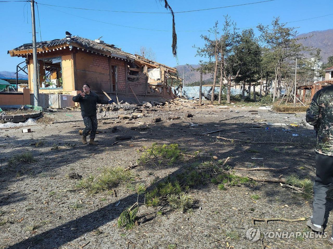 Військові чиновники інспектують район скидання бомб у Почхоні