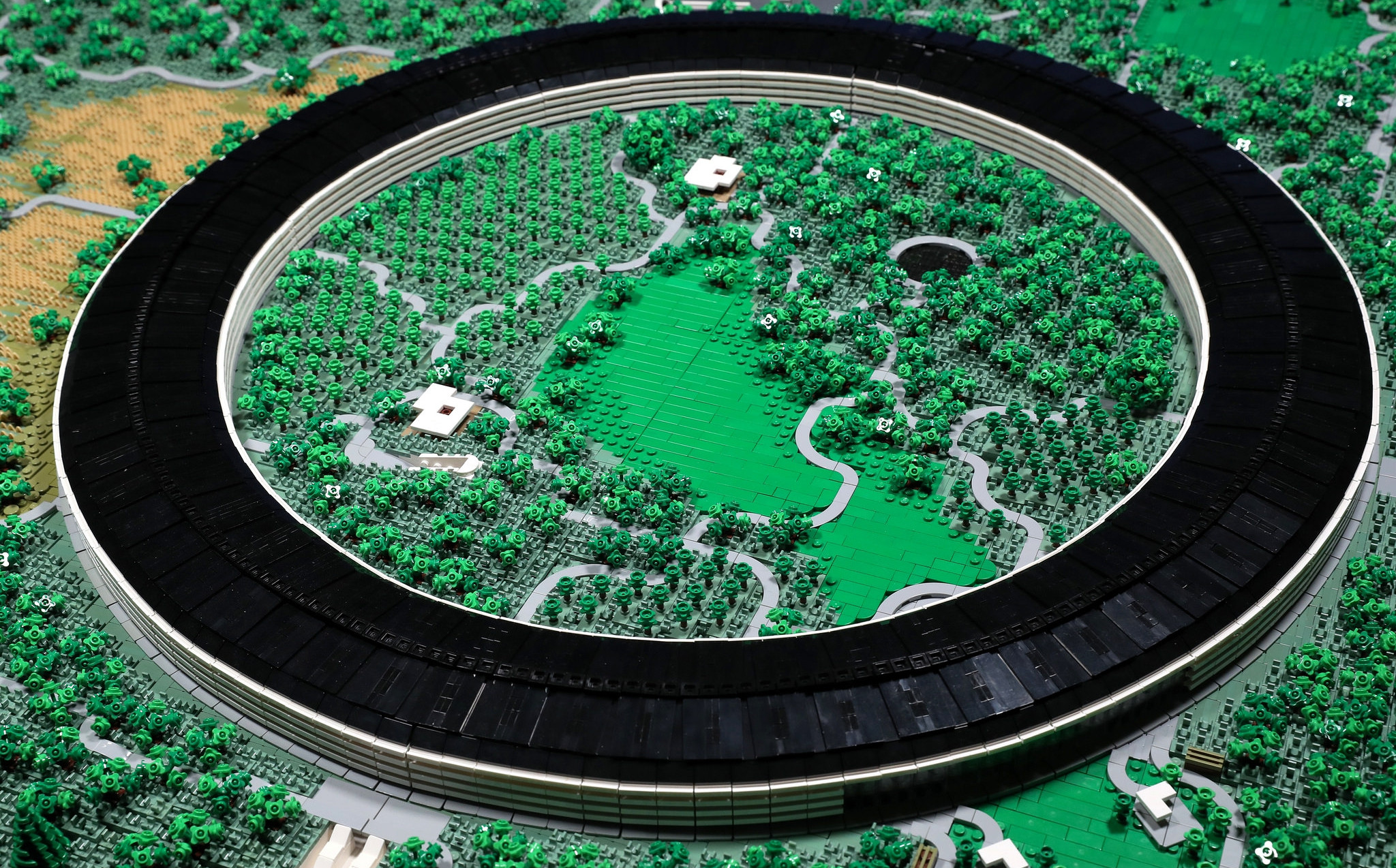 lego-apple-park-gal-2.jpg