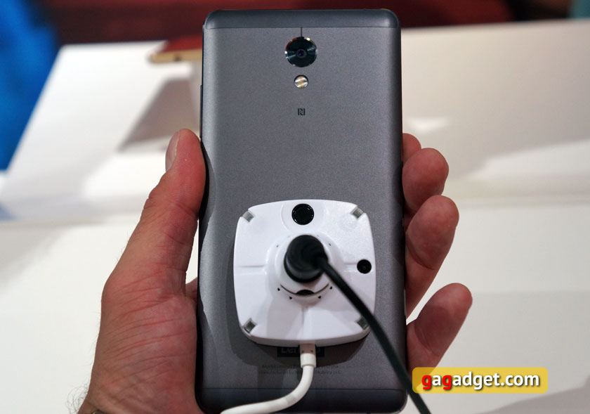 IFA 2016: "батарейкофон" Lenovo P2 и металлическая линейка K6 своими глазами-3