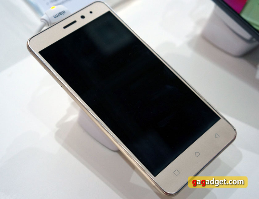 IFA 2016: "батарейкофон" Lenovo P2 и металлическая линейка K6 своими глазами-8
