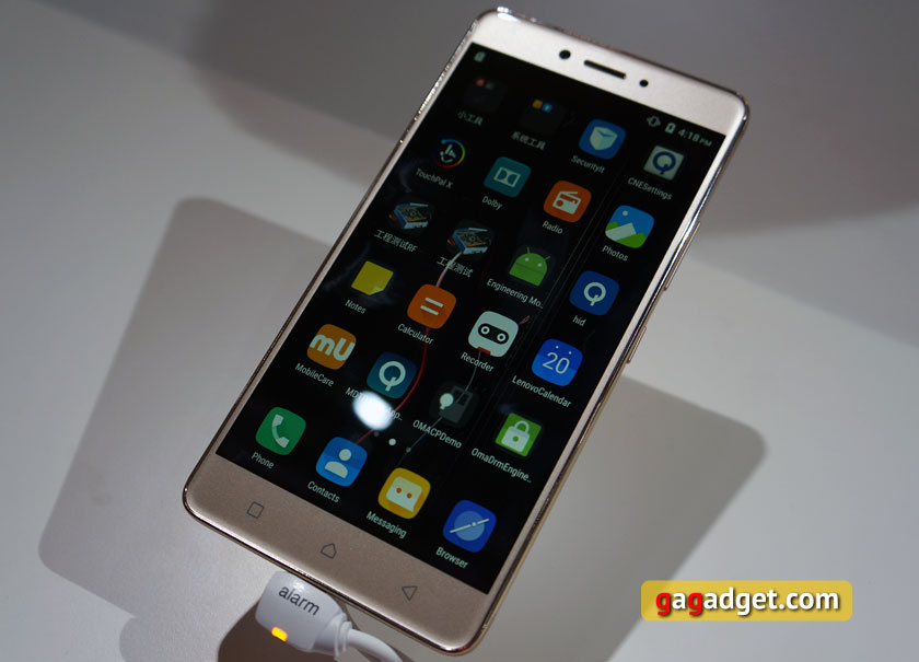IFA 2016: "батарейкофон" Lenovo P2 и металлическая линейка K6 своими глазами-12
