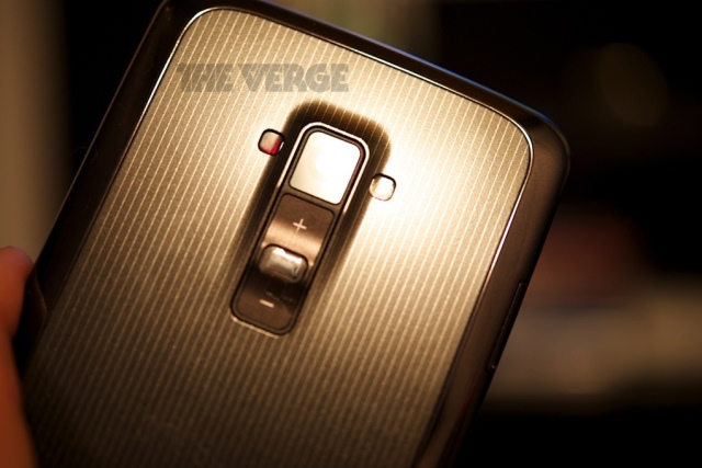 Первые живые фото и видео смартфона с изогнутым дисплеем LG G Flex-2