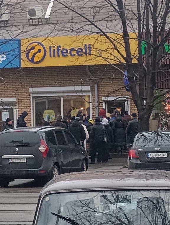 Черга в салон lifecell, час зйомки та місце невідоме. Ілюстрація: lifecell