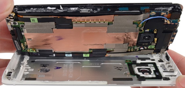 В iFixit разобрали HTC One и назвали его самым неремонтопригодным смартфоном-4