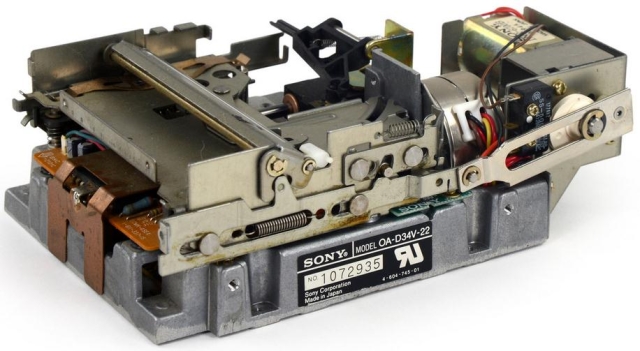 Умельцы из iFixit разобрали первый компьютер Macintosh 128K-11