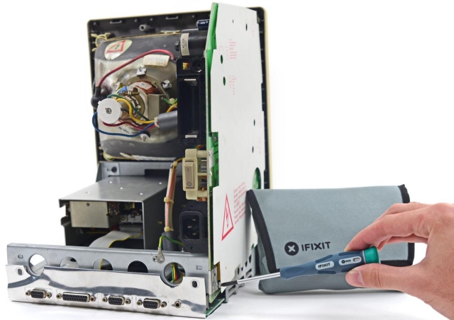 Умельцы из iFixit разобрали первый компьютер Macintosh 128K-6