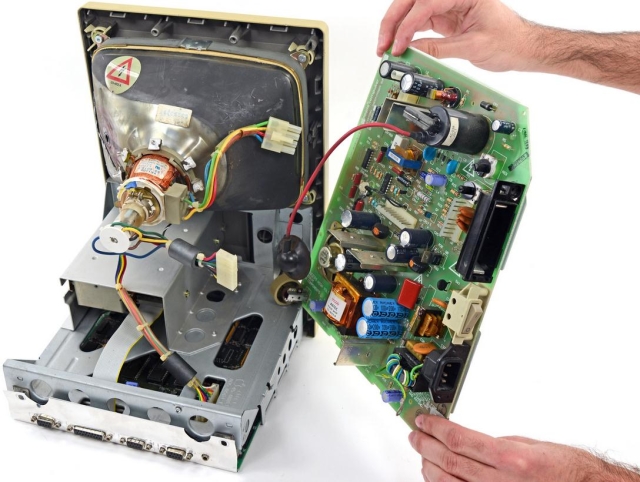 Умельцы из iFixit разобрали первый компьютер Macintosh 128K-7