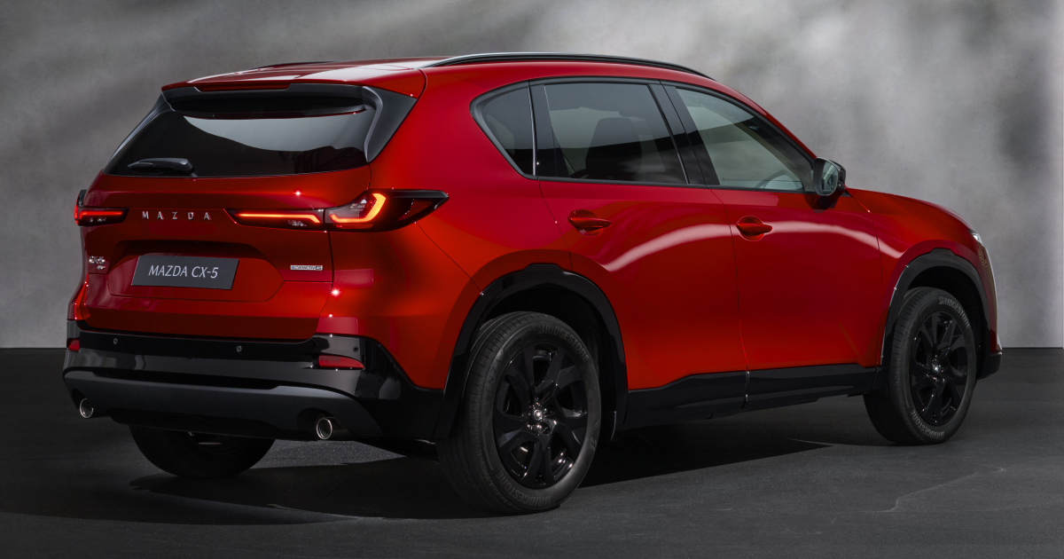 Mazda CX-5 на фоні міської вулиці