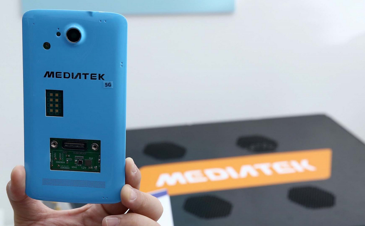 mediatek-5g-terminal-prototype-phone.gif