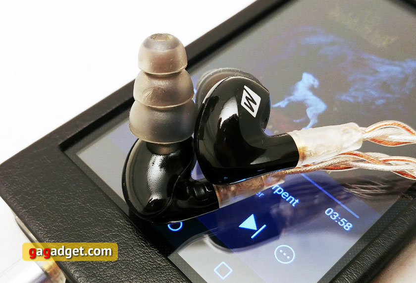 mee-audio-pinnacle-p2-01.jpg