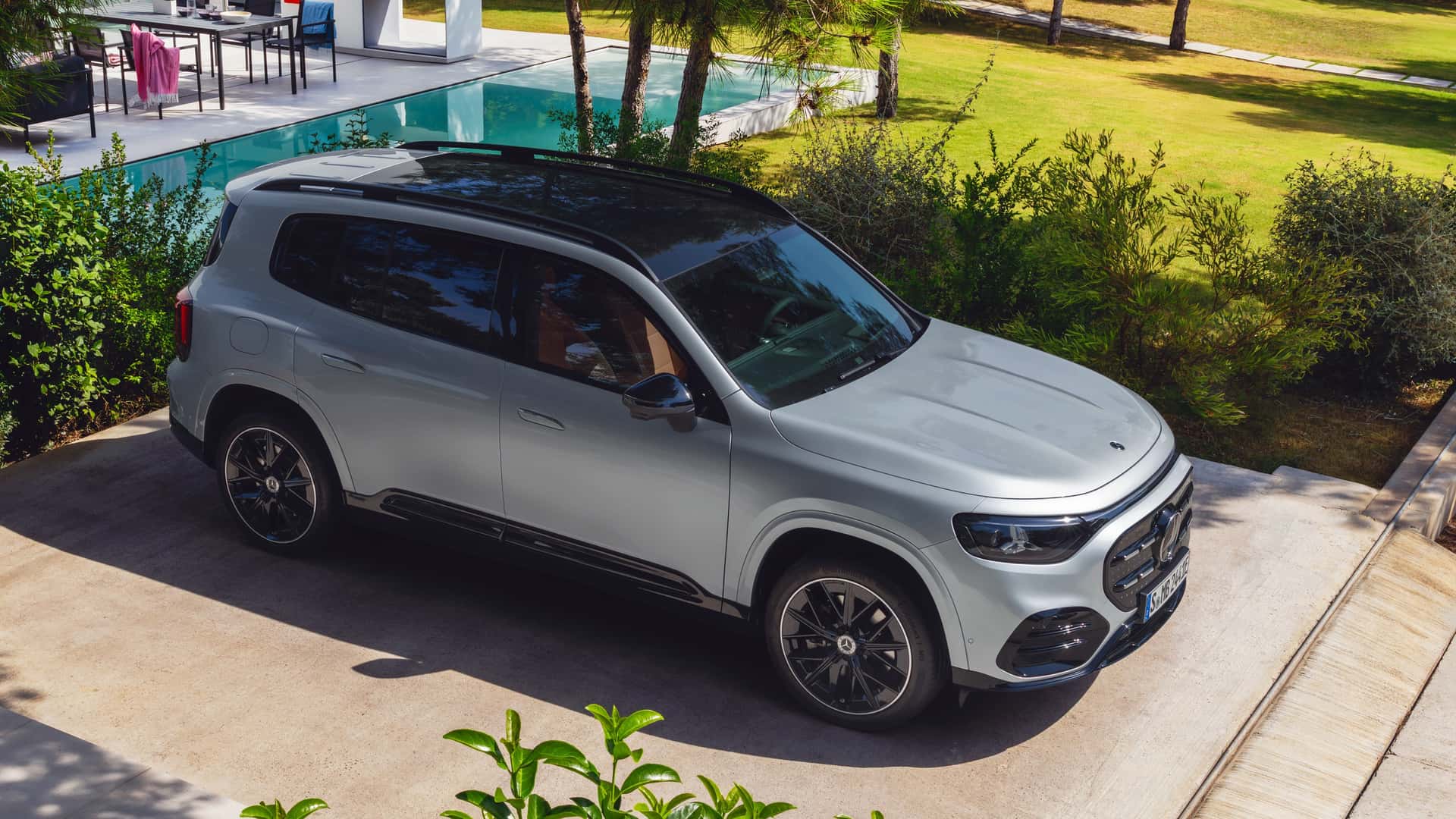 Panoramic roof of the new Mercedes-Benz GLB 2026