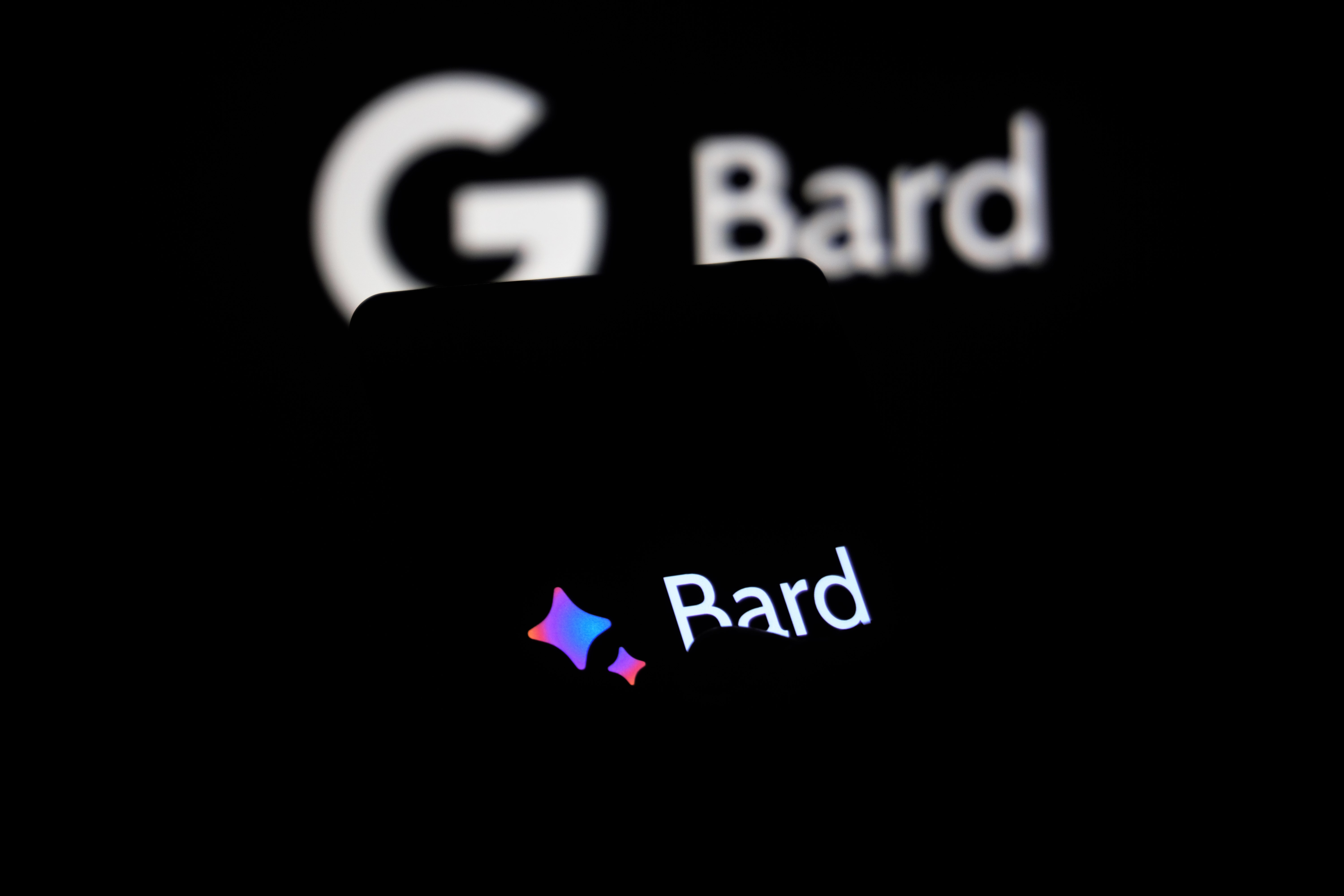 Google intègre le chatbot Bard à Maps, YouTube, Gmail et d'autres services de l'entreprise.