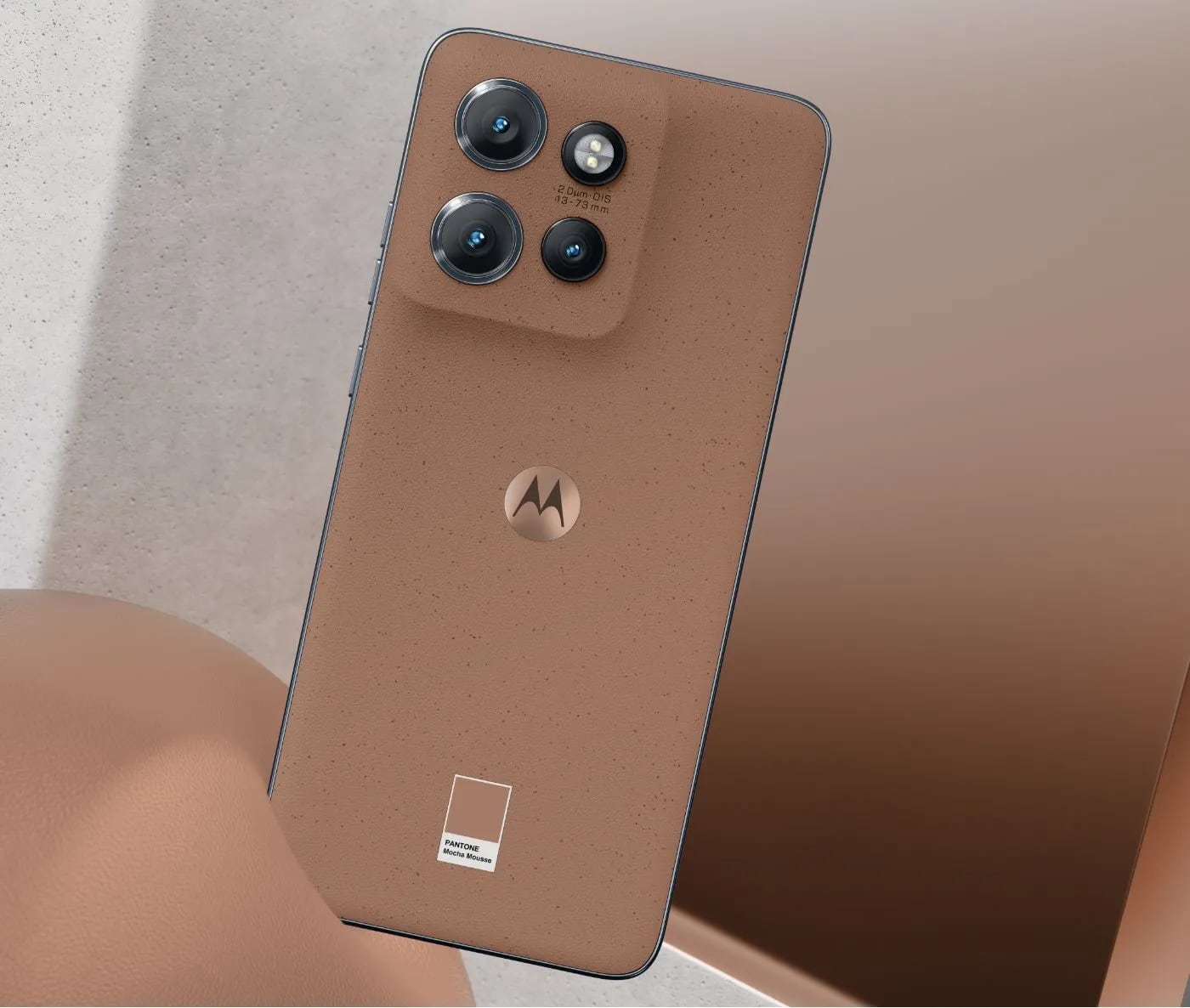 Дизайн смартфона Motorola Edge 50 Neo з мінімальним виступом блоку камер