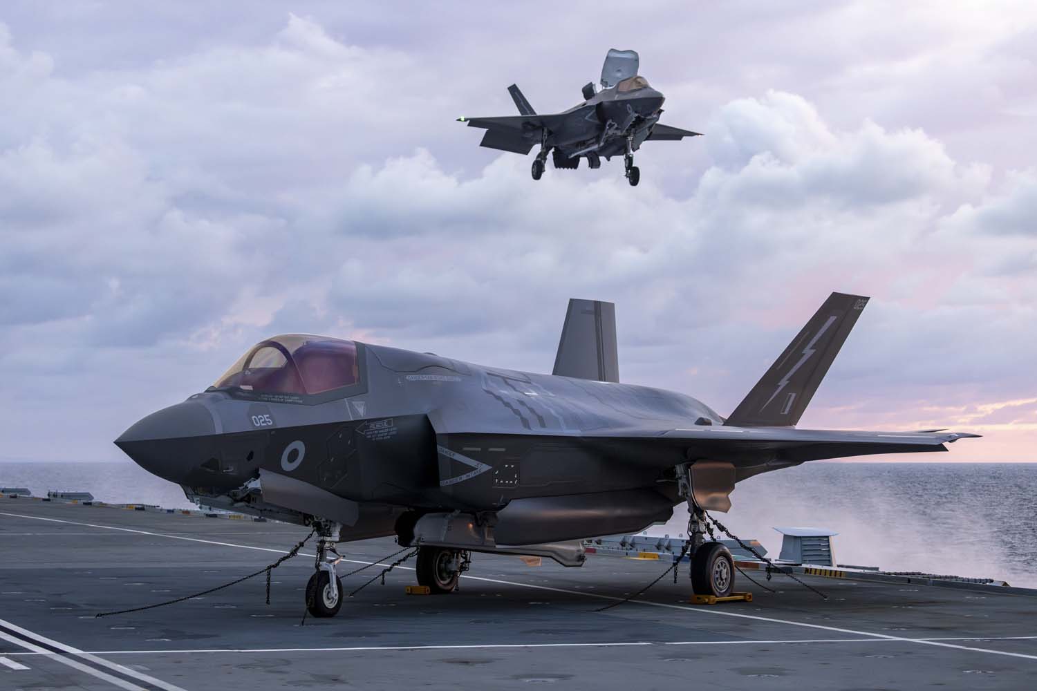 Le porte-avions HMS Queen Elizabeth, transportant des chasseurs de cinquième génération F-35 Lightning II, a mené avec succès une série de missions de frappe simulées au large des côtes norvégiennes.-5