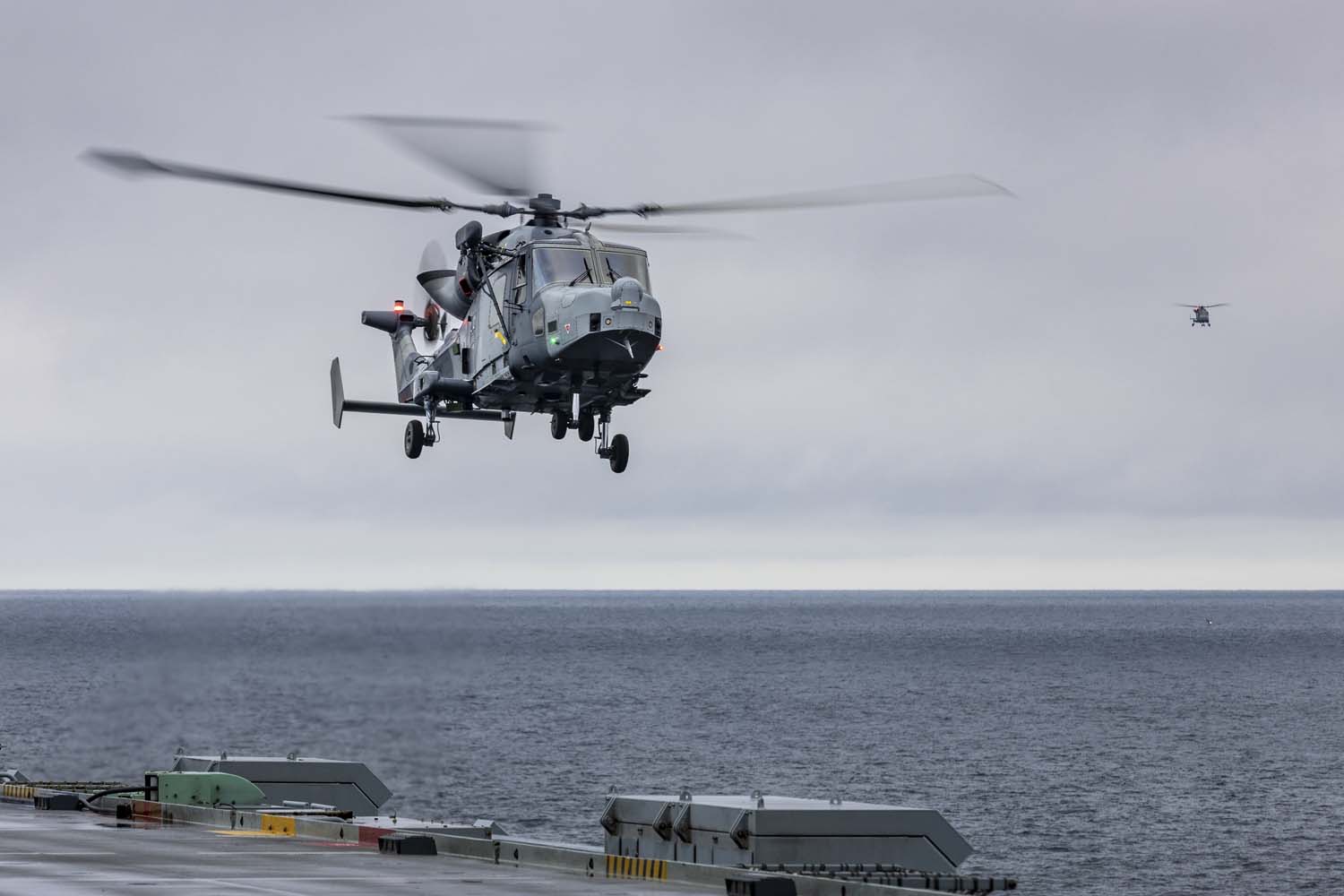Le porte-avions HMS Queen Elizabeth, transportant des chasseurs de cinquième génération F-35 Lightning II, a mené avec succès une série de missions de frappe simulées au large des côtes norvégiennes.-6