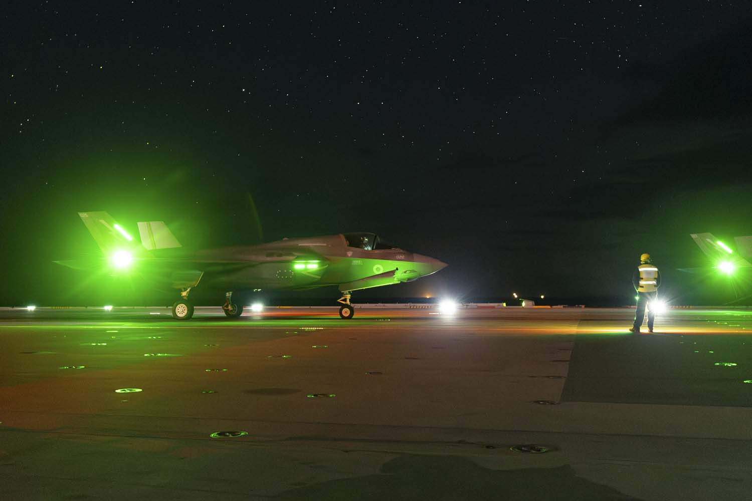 Le porte-avions HMS Queen Elizabeth, transportant des chasseurs de cinquième génération F-35 Lightning II, a mené avec succès une série de missions de frappe simulées au large des côtes norvégiennes.-8