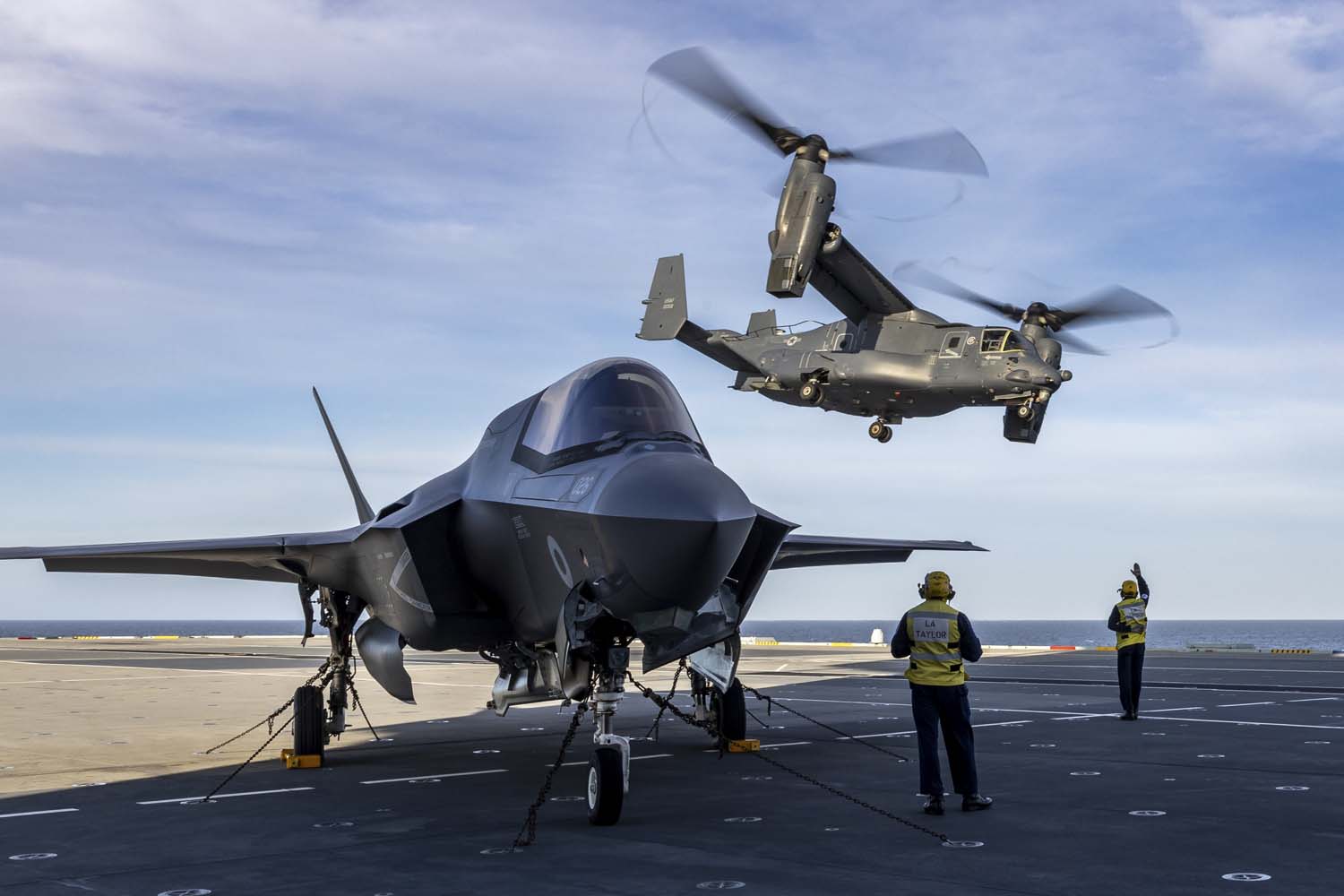 Le porte-avions HMS Queen Elizabeth, transportant des chasseurs de cinquième génération F-35 Lightning II, a mené avec succès une série de missions de frappe simulées au large des côtes norvégiennes.-10